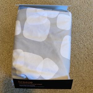 4Moms NEW Breeze waterproof bassinet sheet gray